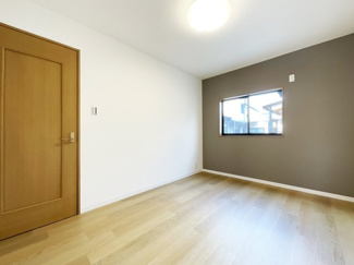 【洋室】 | 宇治市小倉町山際　中古戸建 | こちらは南東側6帖の洋室です。シックなアクセントクロスが施されてた落ち着いた雰囲気のお部屋です。収納スペースが設けられているのでお部屋を広く使用できます。