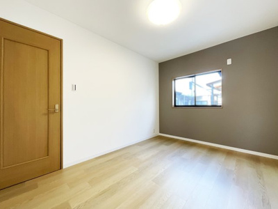 【洋室】 | 宇治市小倉町山際　中古戸建 | こちらは南東側6帖の洋室です。シックなアクセントクロスが施されてた落ち着いた雰囲気のお部屋です。収納スペースが設けられているのでお部屋を広く使用できます。