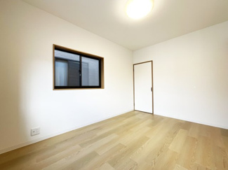 【洋室】 | 宇治市小倉町山際　中古戸建 | 居室は全室6帖以上の間取りですので、プライベートな時間もゆったりとお過ごしいただけます。