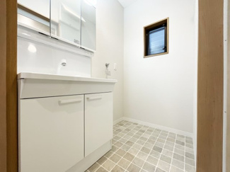 【独立洗面台】 | 宇治市小倉町山際　中古戸建 | 洗面化粧台は新調しています。洗面スペースにも小窓が設けらているので、空気の入れ替えができます。