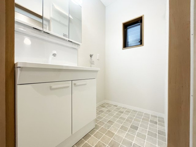 【独立洗面台】 | 宇治市小倉町山際　中古戸建 | 洗面化粧台は新調しています。洗面スペースにも小窓が設けらているので、空気の入れ替えができます。