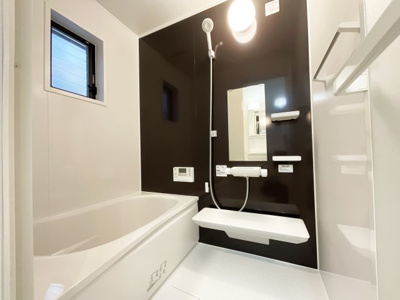 【浴室】 | 宇治市小倉町山際　中古戸建 | ユニットバスは新調しています。足を伸ばせる浴槽で一日の疲れをリフレッシュできます。