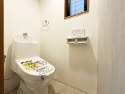 【トイレ】 | 宇治市小倉町山際　中古戸建 | トイレは新調しています。暖房便座、温水洗浄機能付きで寒い時期でも安心です。