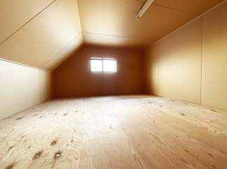 【収納】 | 宇治市小倉町山際　中古戸建 | 屋根裏収納にも窓が設けられているので空気の入れ替えができます。