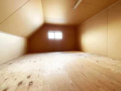 【収納】 | 宇治市小倉町山際　中古戸建 | 屋根裏収納にも窓が設けられているので空気の入れ替えができます。