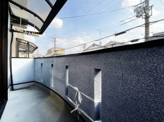 【バルコニー】 | 宇治市小倉町山際　中古戸建 | バルコニーは屋根があるので、洗濯物が濡れず安心です。風通しも良好で洗濯物が早く乾きそうです。