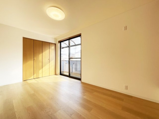 【洋室】 | 宇治市小倉町山際　中古戸建 | こちらはバルコニーに面した7.5帖の洋室です。室内は広々としているので、家具を配置してもゆったりとお過ごしいただけます。