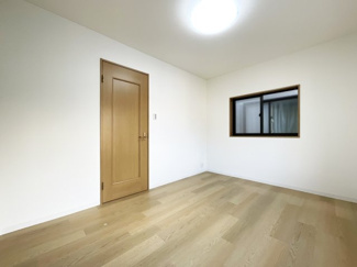 【洋室】 | 宇治市小倉町山際　中古戸建 | こちらは北東側6帖の洋室です。アクセントクロスが施されており、2面採光で明るいお部屋です。