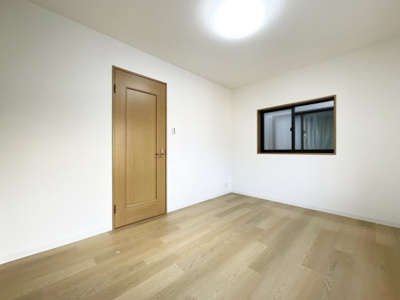 【洋室】 | 宇治市小倉町山際　中古戸建 | こちらは北東側6帖の洋室です。アクセントクロスが施されており、2面採光で明るいお部屋です。