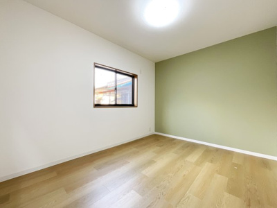 【洋室】 | 宇治市小倉町山際　中古戸建 | 屋根裏収納付きですので、季節物や普段は使わない物などが収納できお部屋の整理にも便利です。