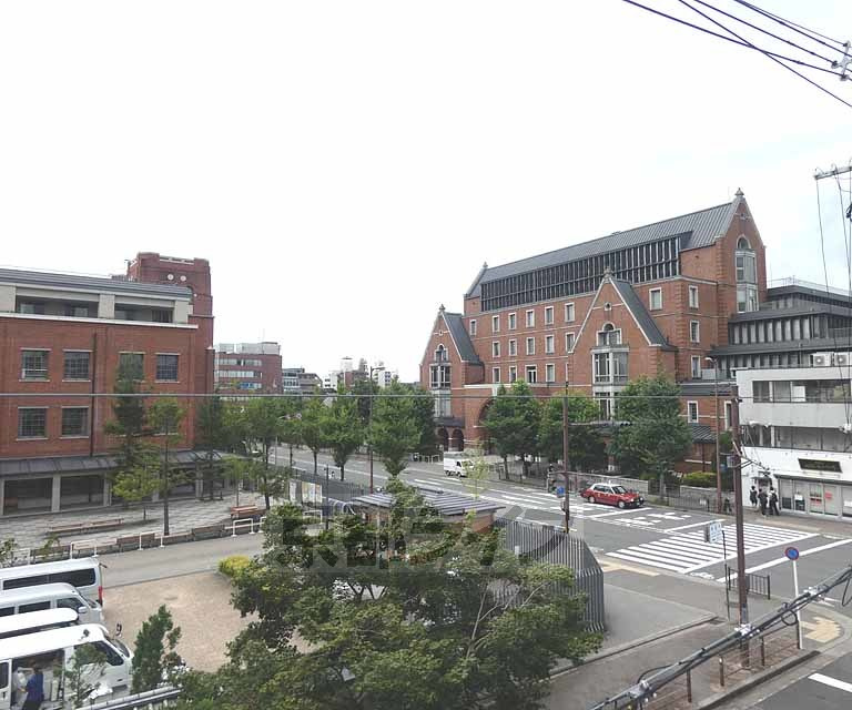 コーポマルスの展望|窓から大学校舎が見えています