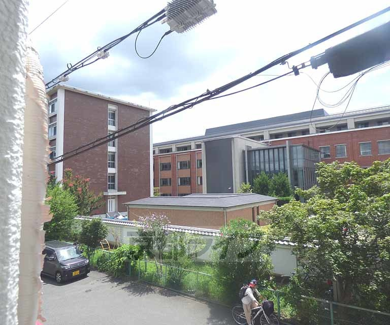 コーポマルスのその他|窓から大学校舎が見えています