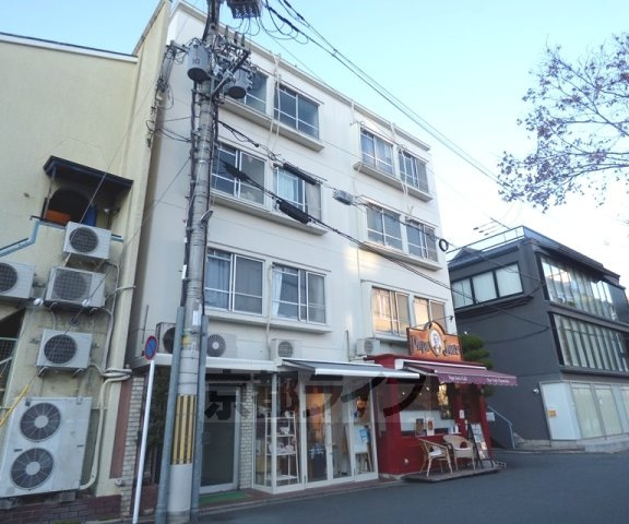 コーポマルスの外観