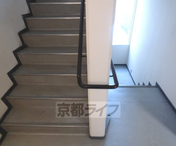 コーポマルスの設備|階段