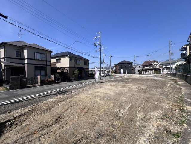 【建築条件付き土地】サン・タウン楠葉丘の前面道路含む現地写真