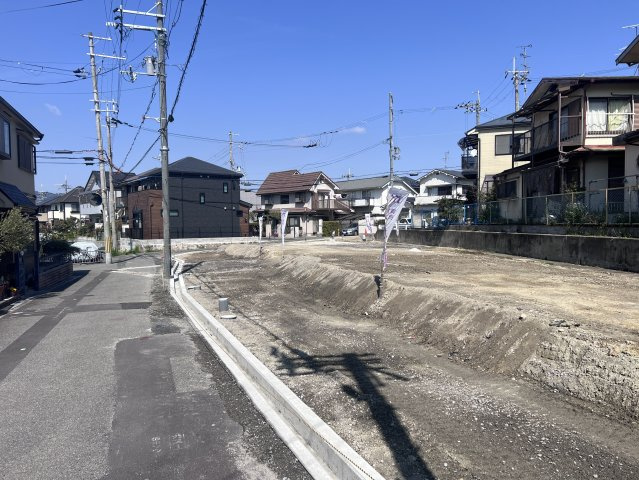【建築条件付き土地】サン・タウン楠葉丘の前面道路含む現地写真|＼人気の楠葉エリア／
教育施設・商業施設も徒歩圏内！
自然と利便が調和した、子育て世代にぴったりのロケーション。