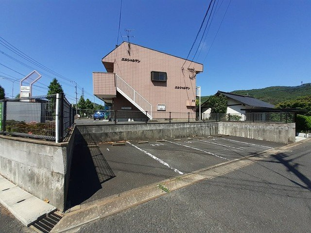エルシャルマンの駐車場