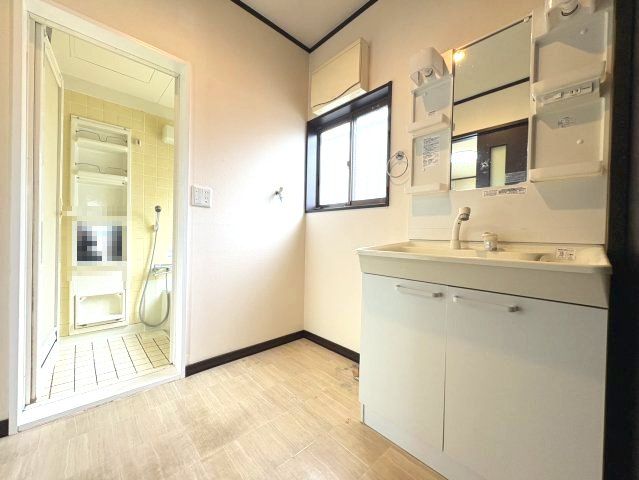 平成25年リフォーム×庭付き家庭菜園にも！栃木市大平町新　中古戸建の洗面所|明るい洗面所です。平成25年にリフォーム済みです。