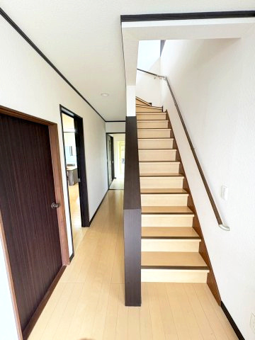 平成25年リフォーム×庭付き家庭菜園にも！栃木市大平町新　中古戸建の内装|廊下と階段です。