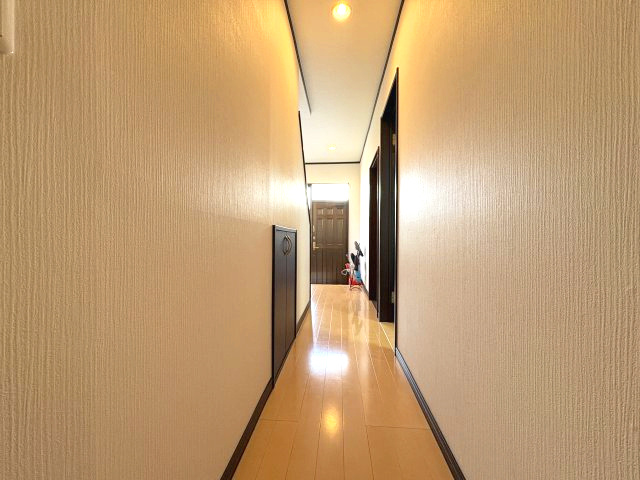 平成25年リフォーム×庭付き家庭菜園にも！栃木市大平町新　中古戸建の内装|廊下です