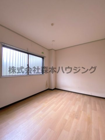 【洋室】 | 　ミロクハイツ寝屋川 | 落ち着いた色調の洋室です