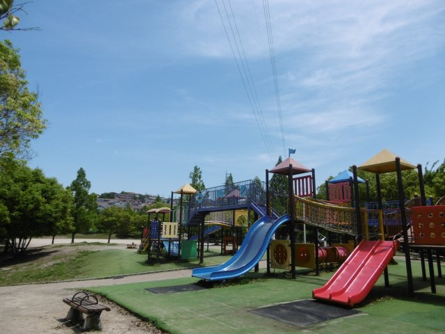 高槻市名神町売土地の周辺|緑ヶ丘公園　徒歩７分（約550ｍ）