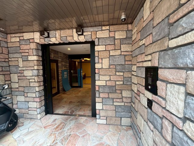 大阪市中央区鎗屋町１丁目の賃貸マンションのエントランス