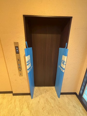 大阪市中央区鎗屋町１丁目の賃貸マンションの玄関