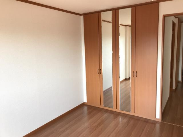 サニープレイスＡの内装|鏡つき収納です