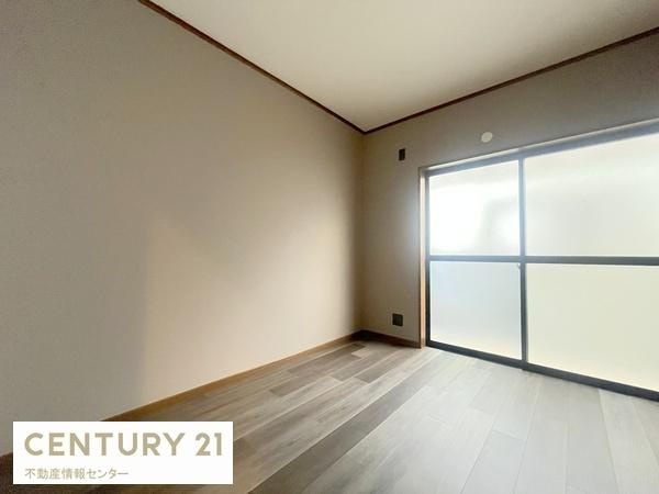 【洋室】 | 小林東２丁目　中古戸建 | バルコニー側のお部屋で採光良好です