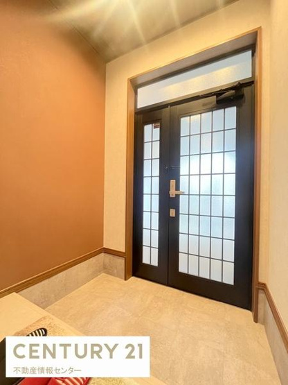 【玄関】 | 小林東２丁目　中古戸建 | 広々とした玄関で来客も安心！