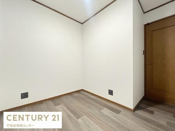 【洋室】 | 小林東２丁目　中古戸建 | 1階のお部屋は仕事や趣味のお部屋にも最適！