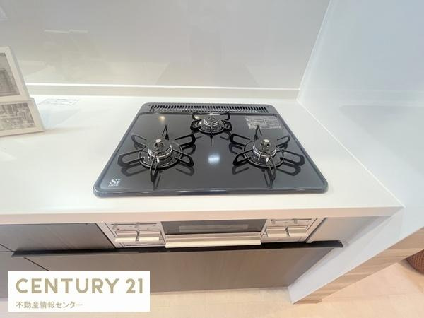 【キッチン】 | 小林東２丁目　中古戸建 | 3口のコンロを設置