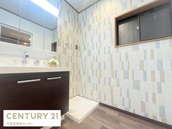 【独立洗面台】 | 小林東２丁目　中古戸建 | 洗面所は床と壁も綺麗になっております