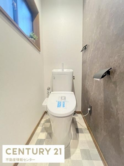 【トイレ】 | 小林東２丁目　中古戸建 | 温水洗浄機能付き便座です！
