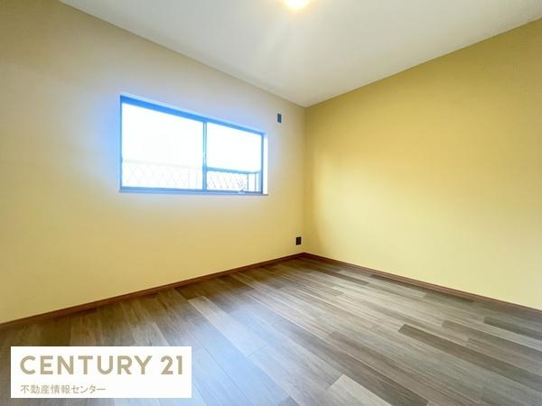 【寝室】 | 小林東２丁目　中古戸建 | 6帖のお部屋が明るい印象のお部屋です！