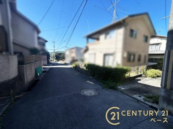 生駒市小明町の売地の前面道路含む現地写真|前面道路約４ｍ以上で車の出し入れも楽々！