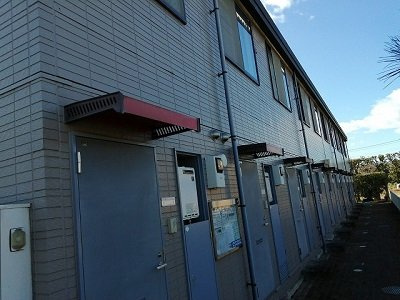 レオパレスサニーヒルの玄関