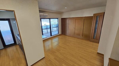 【居間・リビング】 | グランドール米子旗ヶ崎 | リビング：窓も大きいので開放感があります。