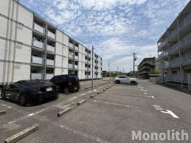 ビレッジハウス葛ノ葉4号館の駐車場