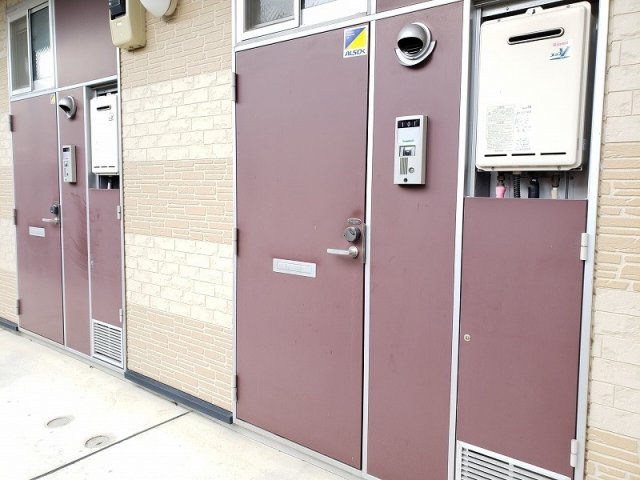 レオパレススピカの玄関