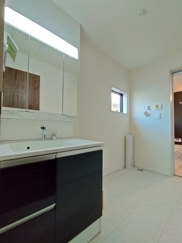 笠間市笠間　第10の独立洗面台|同施工洗面です。シャワー付き三面台ワイドな三面鏡～収納も充実～忙しい朝には心強いです～！！