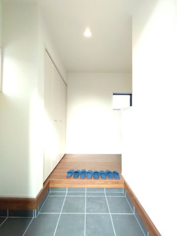 笠間市笠間　第10の玄関|同施工玄関です。白を基調としているのでスッキリとしています♪