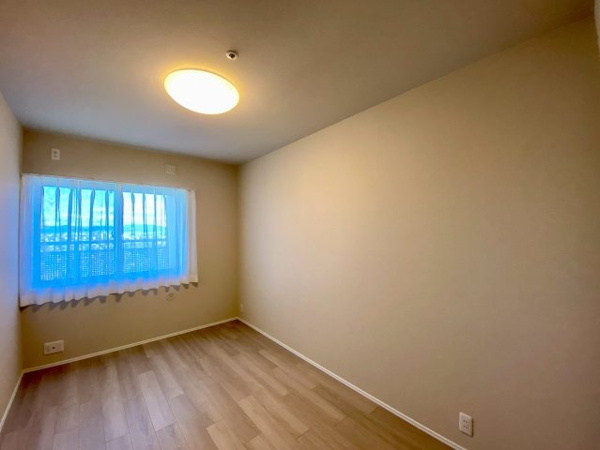 【洋室】 | 【洋室①】約6.1帖です。クローゼット付き。幅広フローリングが家具やインテリアを引き立てます。