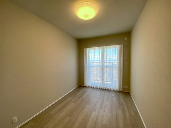 【洋室】 | 【洋室②】約5.5帖です。バルコニーに出入り可能です。採光・通風・眺望良好です！