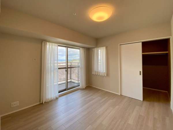 【洋室】 | 【洋室③】約7.7帖です。2面採光＆バルコニー付き＆大きなウォークインクローゼット完備の贅沢仕様！