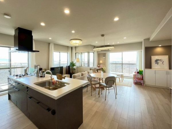 【居間・リビング】 | 【リビングダイニング】約23.8帖の広々LDK！採光面積が大きく陽当たり◎