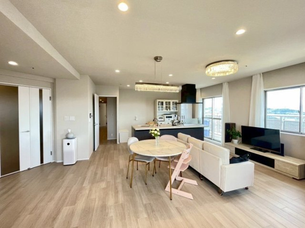 【居間・リビング】 | 【LDK】オープンキッチンなので、お料理しながら、リビングで過ごすお子様やペットを見守れます！