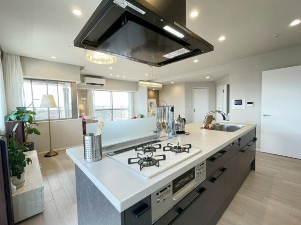 【キッチン】 | 【キッチン】スタイリッシュなレンジフード（換気扇）！吸気パワーも強力です。