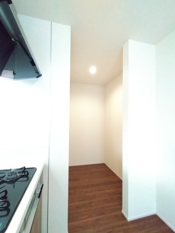 笠間市笠間　第10のキッチン|同施工キッチン隣にパントリー